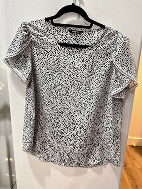 Fashion Animal Print Blouse in White & Black Size Medium Like New